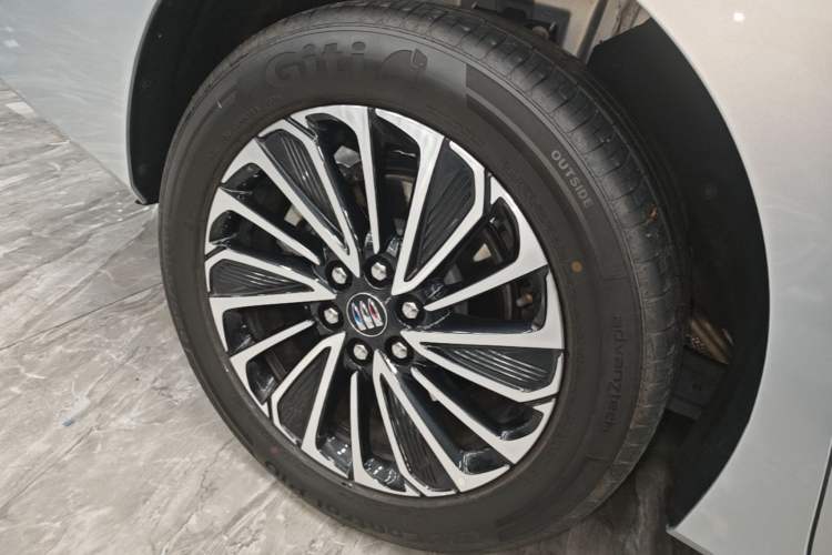 Used Buick GL8 New Energy 2025 Lu Shang Smart Enjoyment Edition 7-Seater Right Rear Wheel Hub
