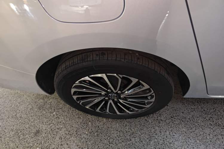 Used Buick GL8 New Energy 2025 Lushang First-Drive Edition 7-Seater Right Rear Wheel Hub