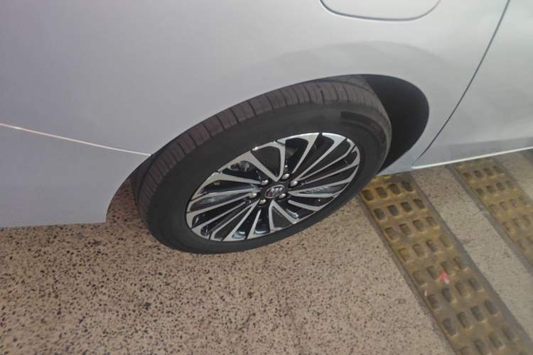 Used Buick GL8 New Energy 2025 Lu Shang Luxury Edition 7-Seater Right Rear Wheel Hub