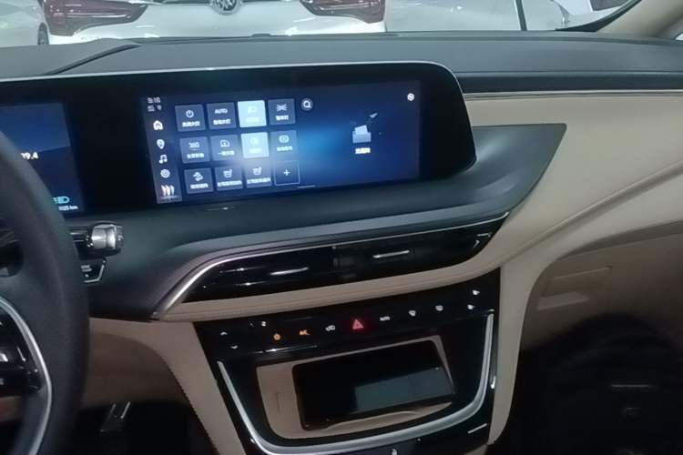 Used Buick GL8 New Energy 2025 Lu Shang Luxury Edition 7-Seater Audio And AC Panel