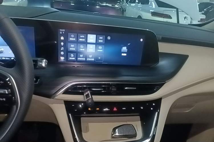 Used Buick GL8 New Energy 2025 Lu Shang Luxury Edition 7-Seater Audio And AC Panel