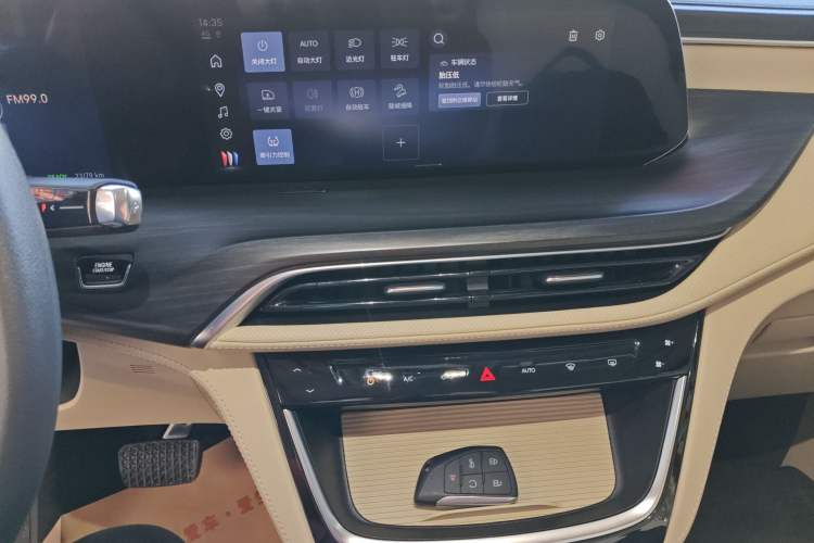 Used Buick GL8 New Energy 2025 Lushang First-Drive Edition 7-Seater Audio And AC Panel