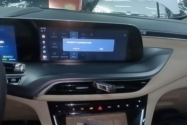 Used Buick GL8 New Energy 2025 Lu Shang Luxury Edition 7-Seater Audio And AC Panel