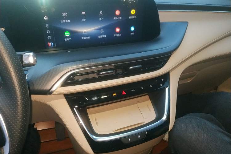 Used Buick GL8 New Energy 2025 Lu Shang Luxury Edition 7-Seater Audio And AC Panel