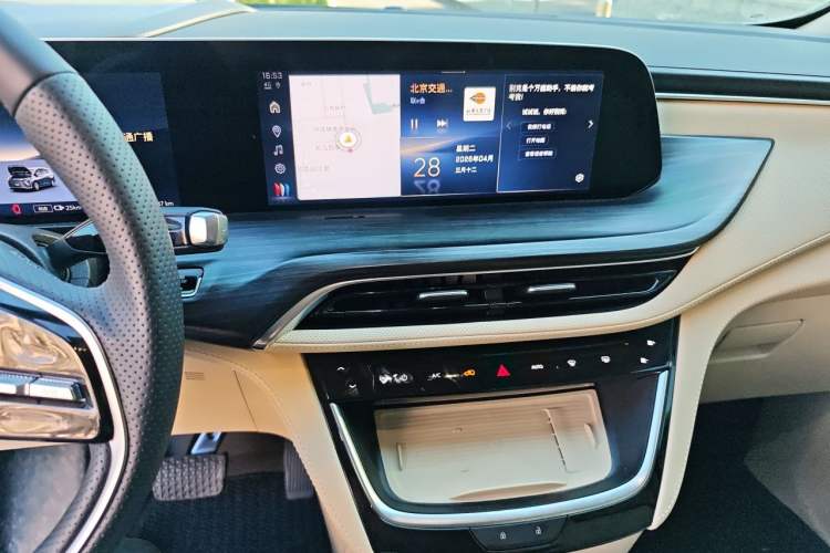 Used Buick GL8 New Energy 2025 Lu Shang Luxury Edition 7-Seater Audio And AC Panel