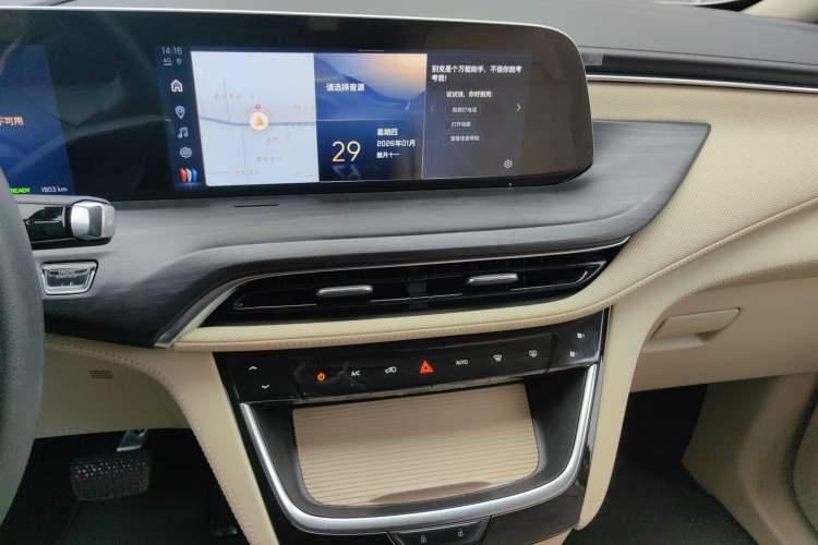 Used Buick GL8 New Energy 2025 Lushang First-Drive Edition 7-Seater Audio And AC Panel