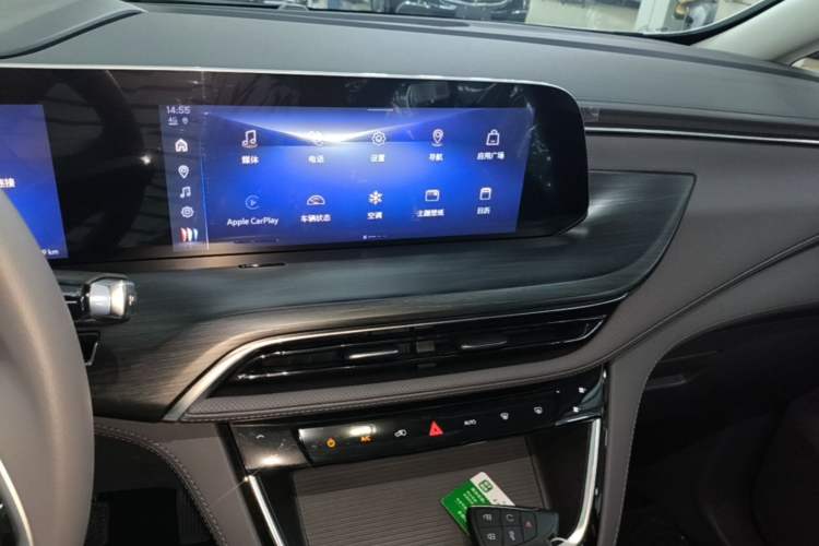 Used Buick GL8 New Energy 2025 Lushang First-Drive Edition 7-Seater Audio And AC Panel
