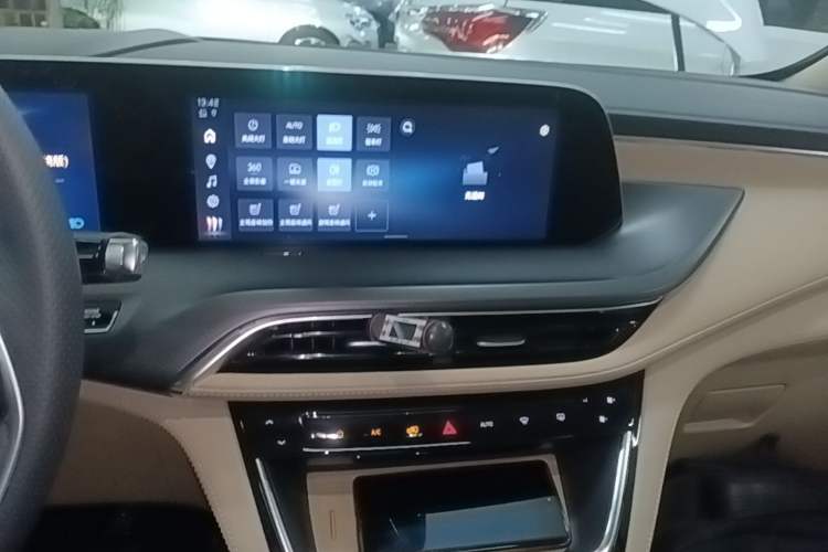 Used Buick GL8 New Energy 2025 Lu Shang Luxury Edition 7-Seater Audio And AC Panel
