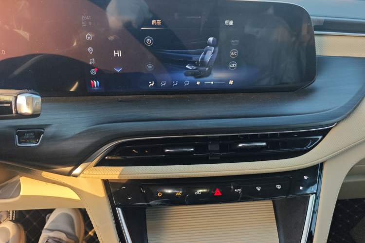 Used Buick GL8 New Energy 2025 Lushang First-Drive Edition 7-Seater Audio And AC Panel