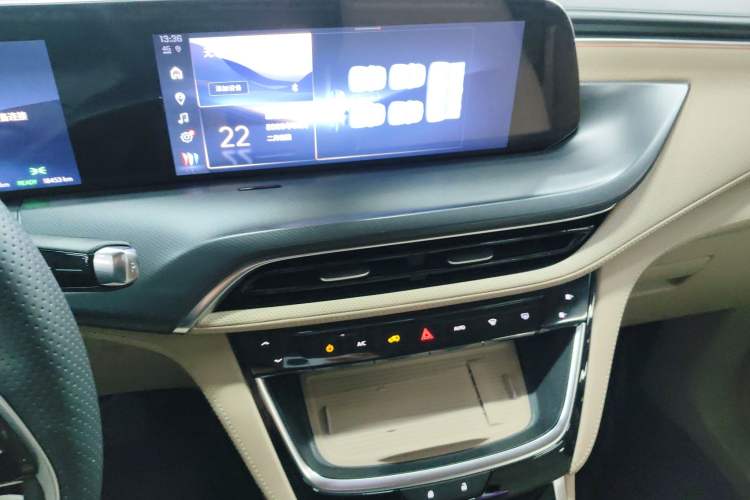 Used Buick GL8 New Energy 2025 Lu Shang Luxury Edition 7-Seater Audio And AC Panel