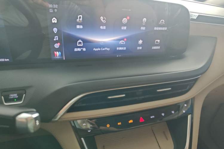 Used Buick GL8 New Energy 2025 Lu Shang Luxury Edition 7-Seater Audio And AC Panel