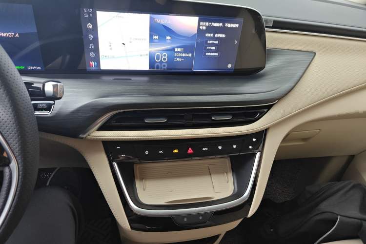 Used Buick GL8 New Energy 2025 Lu Shang Luxury Edition 7-Seater Audio And AC Panel