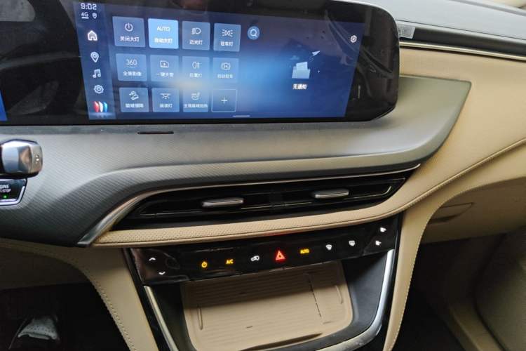 Used Buick GL8 New Energy 2025 Lu Shang Luxury Edition 7-Seater Audio And AC Panel