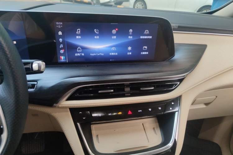 Used Buick GL8 New Energy 2025 Lu Shang Luxury Edition 7-Seater Audio And AC Panel
