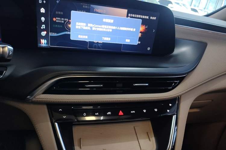Used Buick GL8 New Energy 2025 Lu Shang Luxury Edition 7-Seater Audio And AC Panel
