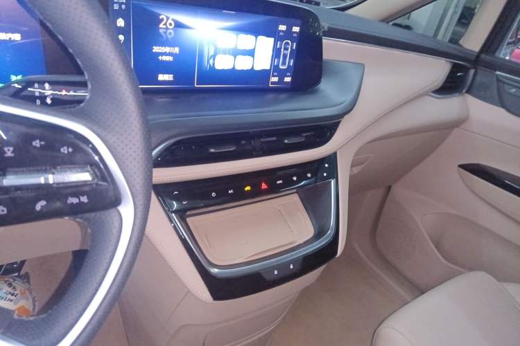 Used Buick GL8 New Energy 2025 Lu Shang Luxury Edition 7-Seater Audio And AC Panel