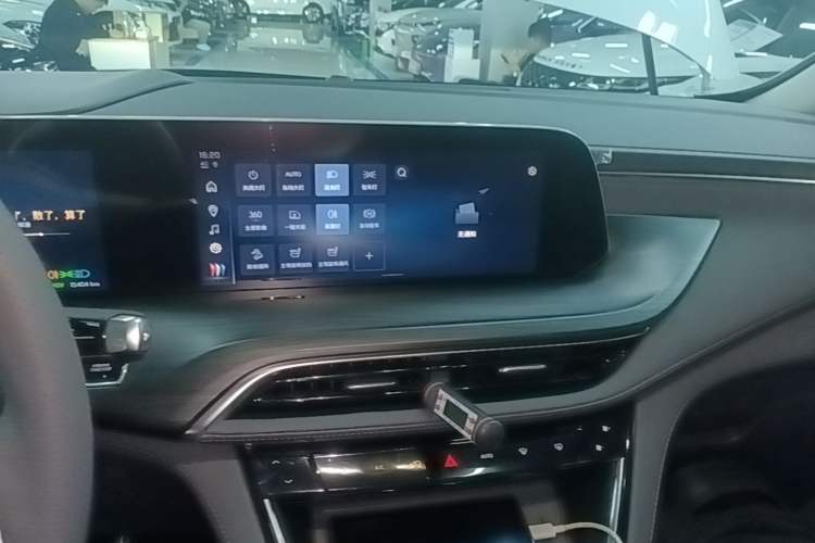 Used Buick GL8 New Energy 2025 Lu Shang Luxury Edition 7-Seater Audio And AC Panel
