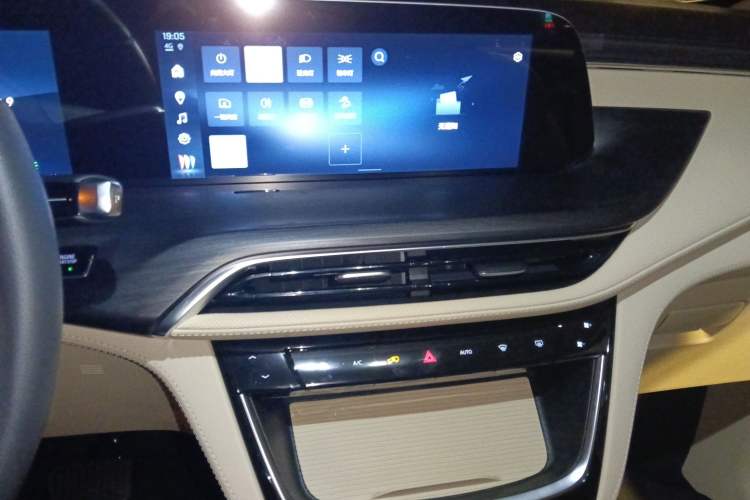 Used Buick GL8 New Energy 2025 Lushang First-Drive Edition 7-Seater Audio And AC Panel