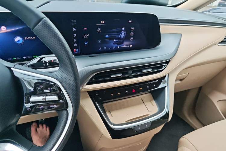 Used Buick GL8 New Energy 2025 Lu Shang Luxury Edition 7-Seater Audio And AC Panel
