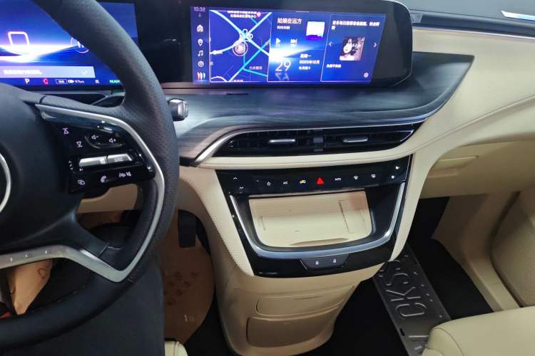 Used Buick GL8 New Energy 2025 Lu Shang Luxury Edition 7-Seater Audio And AC Panel