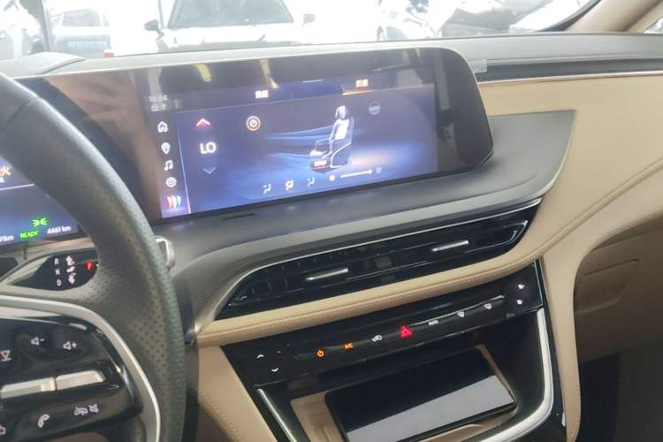 Used Buick GL8 New Energy 2025 Lu Shang Luxury Edition 7-Seater Audio And AC Panel