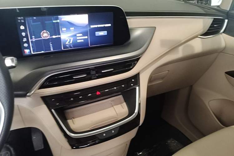 Used Buick GL8 New Energy 2025 Lu Shang Luxury Edition 7-Seater Audio And AC Panel