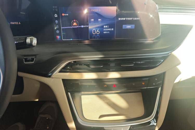 Used Buick GL8 New Energy 2025 Lushang First-Drive Edition 7-Seater Audio And AC Panel