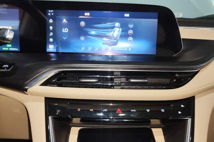 Used Buick GL8 New Energy 2025 Lu Shang Luxury Edition 7-Seater Audio And AC Panel