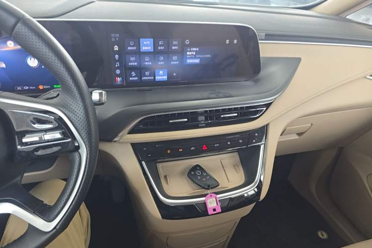 Used Buick GL8 New Energy 2025 Lu Shang Luxury Edition 7-Seater Audio And AC Panel