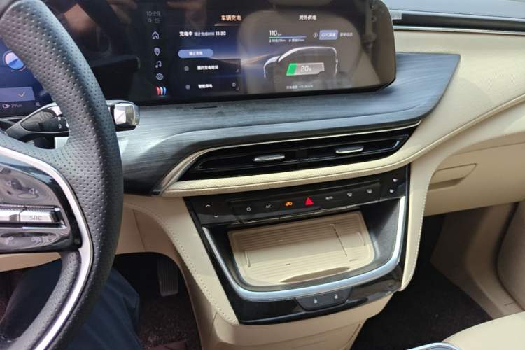 Used Buick GL8 New Energy 2025 Lu Shang Luxury Edition 7-Seater Audio And AC Panel