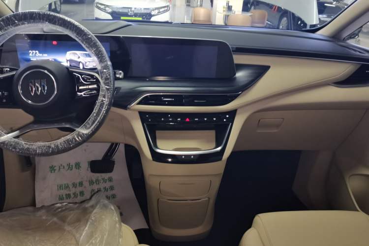 Used Buick GL8 New Energy 2025 Lushang First-Drive Edition 7-Seater Audio And AC Panel