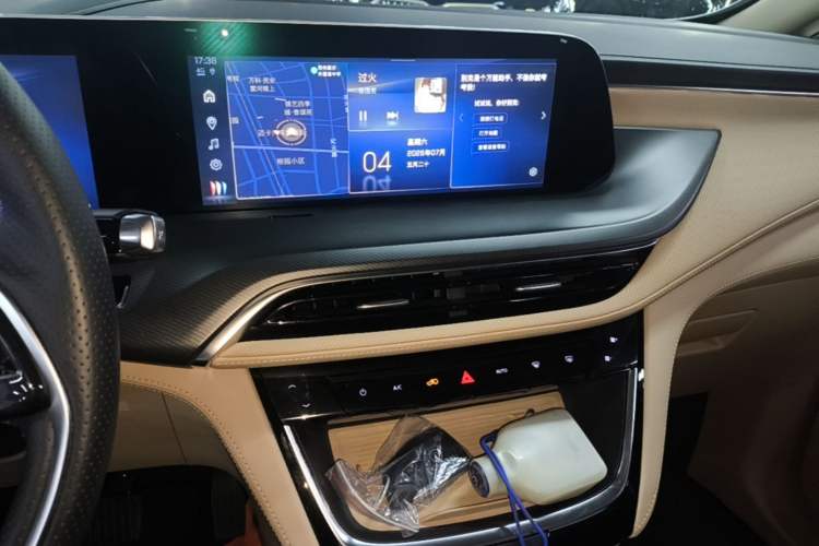 Used Buick GL8 New Energy 2025 Lu Shang Luxury Edition 7-Seater Audio And AC Panel