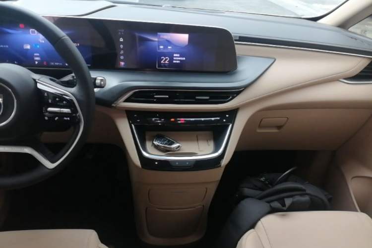 Used Buick GL8 New Energy 2025 Lu Shang Luxury Edition 7-Seater Audio And AC Panel