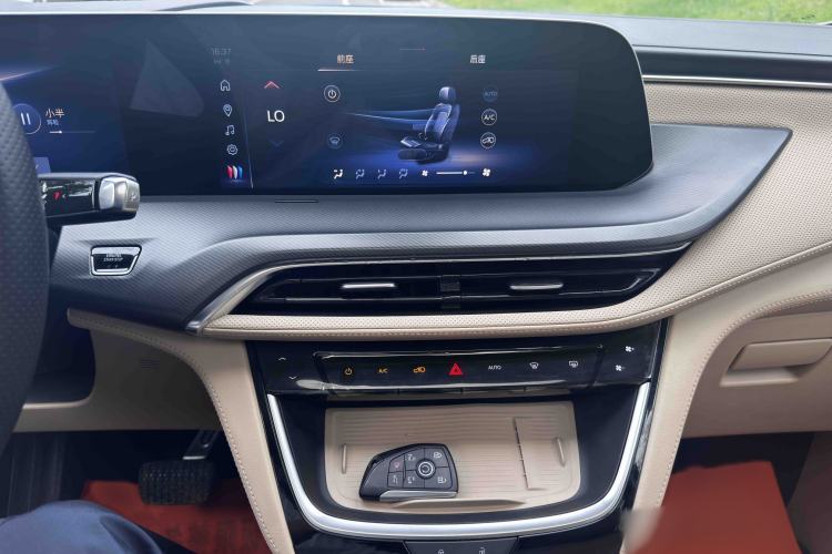 Used Buick GL8 New Energy 2025 Lu Shang Luxury Edition 7-Seater Audio And AC Panel