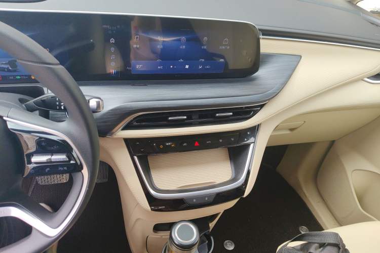 Used Buick GL8 New Energy 2025 Lushang First-Drive Edition 7-Seater Audio And AC Panel