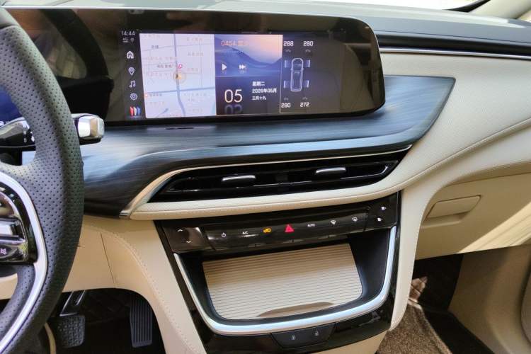Used Buick GL8 New Energy 2025 Lu Shang Smart Enjoyment Edition 7-Seater Audio And AC Panel