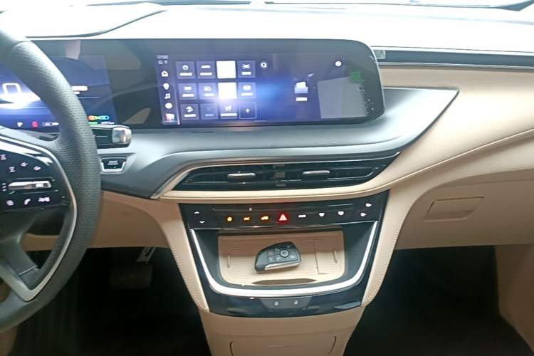 Used Buick GL8 New Energy 2025 Lu Shang Luxury Edition 7-Seater Audio And AC Panel