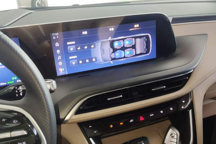 Used Buick GL8 New Energy 2025 Lu Shang Luxury Edition 7-Seater Audio And AC Panel