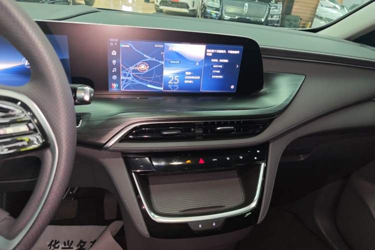 Used Buick GL8 New Energy 2025 Lu Shang Smart Enjoyment Edition 7-Seater Audio And AC Panel