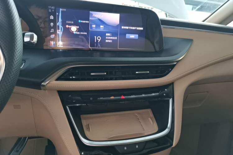 Used Buick GL8 New Energy 2025 Lu Shang Luxury Edition 7-Seater Audio And AC Panel