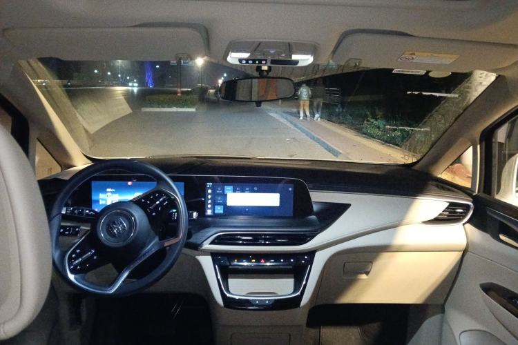 Used Buick GL8 New Energy 2025 Lushang First-Drive Edition 7-Seater Center Console