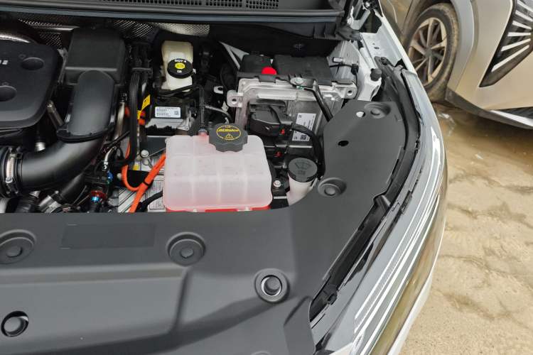 Used Buick GL8 New Energy 2025 Lushang First-Drive Edition 7-Seater Engine Bay Left