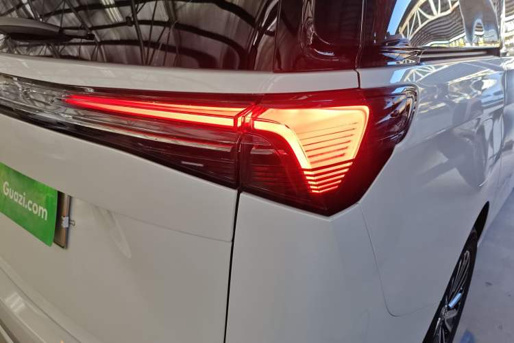 Used Buick GL8 New Energy 2025 Lushang First-Drive Edition 7-Seater Exterior 2