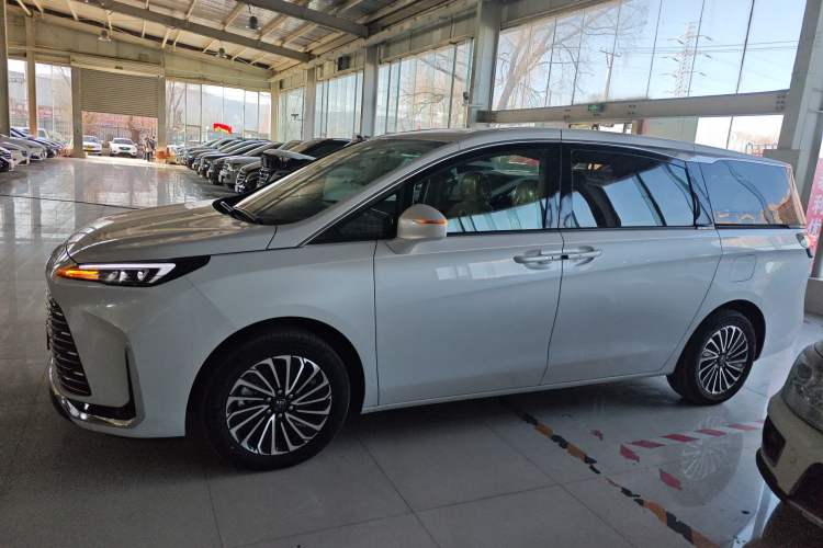 Used Buick GL8 New Energy 2025 Lushang First-Drive Edition 7-Seater Exterior 3