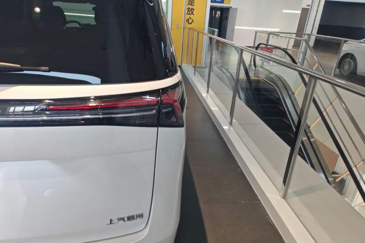 Used Buick GL8 New Energy 2025 Lushang First-Drive Edition 7-Seater Exterior 3