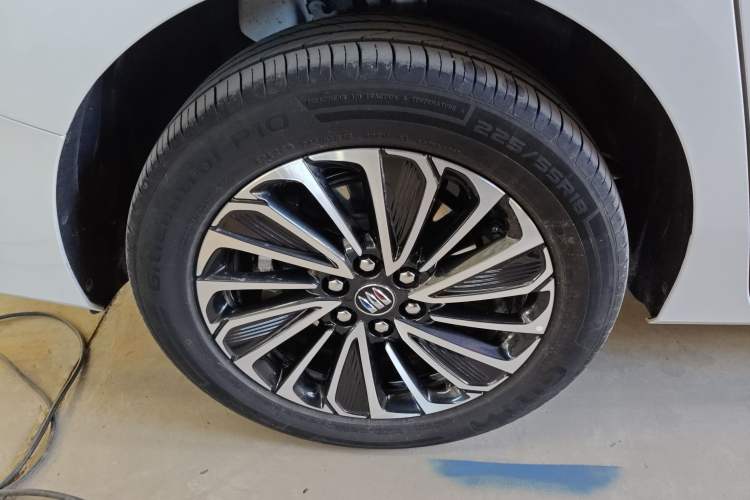 Used Buick GL8 New Energy 2025 Lushang First-Drive Edition 7-Seater Exterior 4
