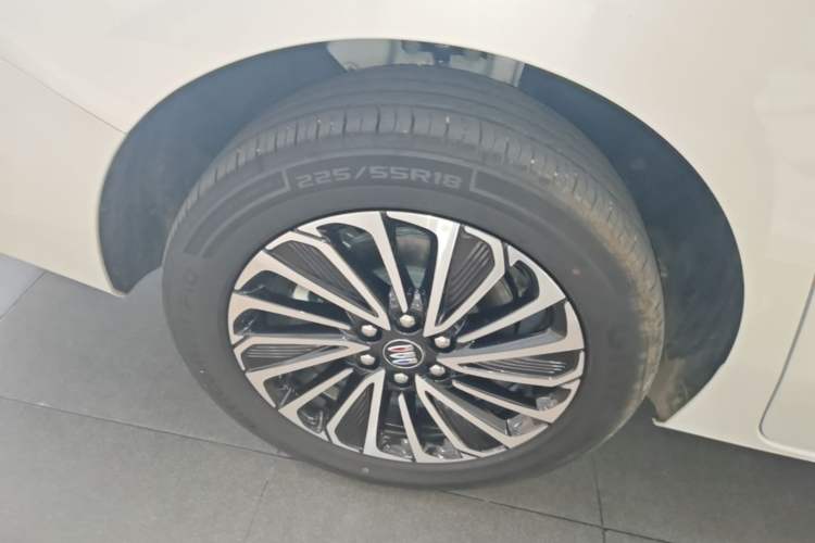 Used Buick GL8 New Energy 2025 Lushang First-Drive Edition 7-Seater Exterior 5