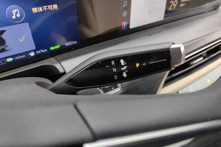 Used Buick GL8 New Energy 2025 Lushang First-Drive Edition 7-Seater Gear Lever