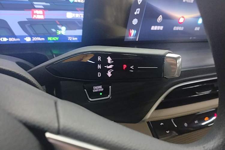 Used Buick GL8 New Energy 2025 Lushang First-Drive Edition 7-Seater Gear Lever