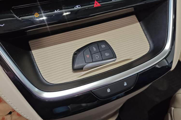 Used Buick GL8 New Energy 2025 Lushang First-Drive Edition 7-Seater Interior 1